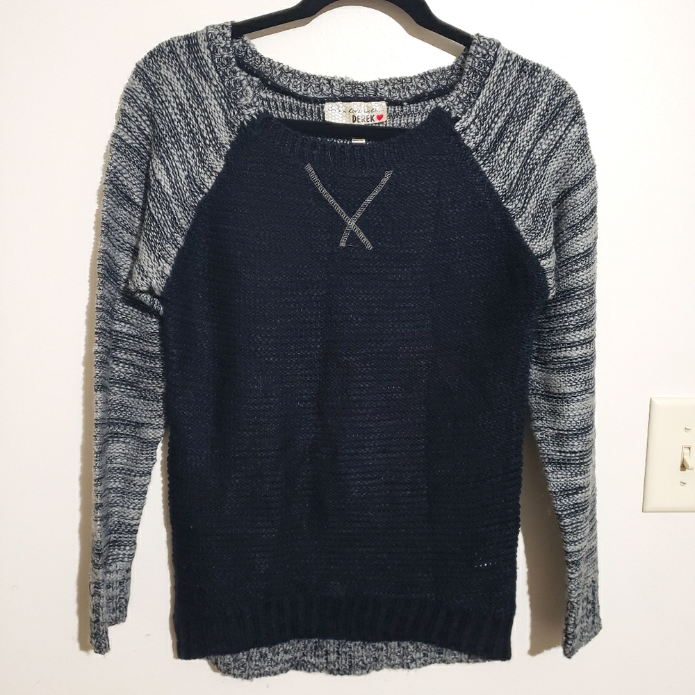 I'm in love with Derek gray sweater M
